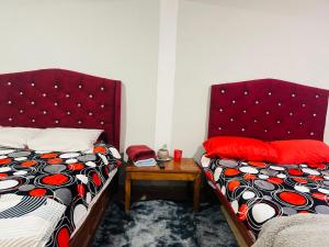 Voodi või voodid majutusasutuse Ruby Grey Suite toas