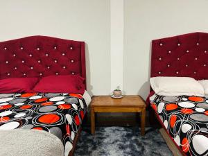 Voodi või voodid majutusasutuse Ruby Grey Suite toas +4 fotot