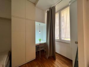 Camera piccola con tavolo e finestra di Suite Vaticana 9 a Roma