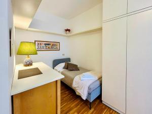 una piccola camera da letto con un letto e una scrivania di Suite Vaticana 9 a Roma