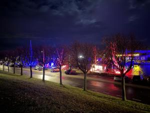 eine Baumreihe mit roten und blauen Lichtern auf einer Straße in der Unterkunft Salzwiesenblick in Westerdeichstrich