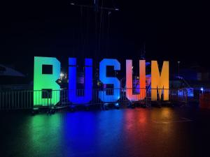 ein beleuchtetes Schild mit der Aufschrift „Berlin bei Nacht“ in der Unterkunft Salzwiesenblick in Westerdeichstrich