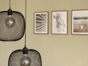 due luci appese a una parete con quadri di Salzwiesenblick a Westerdeichstrich