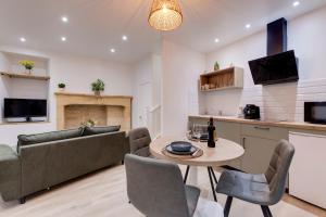 TV a/nebo společenská místnost v ubytování Le Papucie-Hyper-centre Sarlat, charme et confort