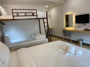 una camera con due letti a castello e una scrivania di Starhouse a Hat Yai