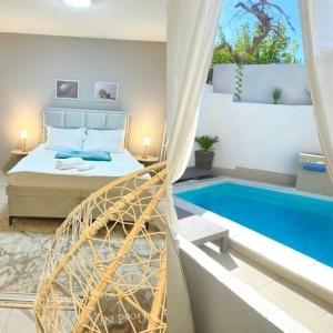 - une chambre avec un lit et une piscine dans l'établissement Apartman Safir 1 & Apartman Safir 2 & Apartman Safir 3, à Kruševac