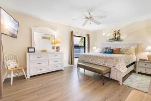 Ένα ή περισσότερα κρεβάτια σε δωμάτιο στο Coquina Beach 5E