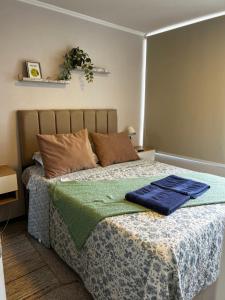 um quarto com uma cama com toalhas azuis em 2 habitaciones 1 baño- a pasos de restaurantes centros comerciales em Rancagua