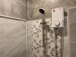 una doccia con asciugacapelli e tenda da doccia di Starhouse a Hat Yai Altre 48 foto