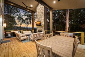 Mashburn MillSapphire Skies的露台上有一张桌子和几把椅子