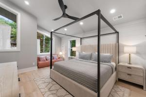 Mashburn MillSapphire Skies的房间里有一张带天蓬床的卧室