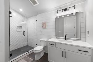 Mashburn MillSapphire Skies的浴室里有马桶、洗手池和淋浴。 更多43张照片