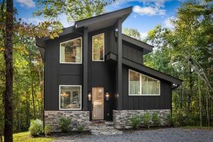 Mashburn MillSapphire Skies的树林中的黑房子