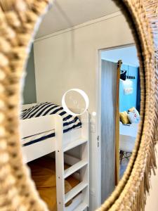 une chambre avec un lit superposé et un miroir dans l'établissement COC - Le Panorama, à Wissant
