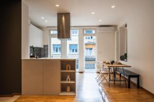 eine Küche und ein Esszimmer mit einem Tisch und einer Theke in der Unterkunft Casa Naonis comfort and relax in the historic center in Pordenone