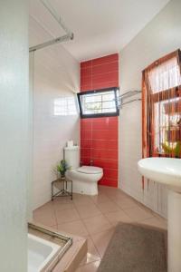 Phòng tắm tại Cosy and Spacious 4BR villa 5 min to Hay Riad +30 ảnh