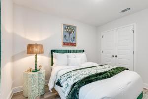 ein weißes Schlafzimmer mit einem Bett und einer Lampe in der Unterkunft Bright 3BR Near Beach Vacation House in Panama City Beach