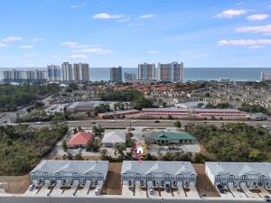 eine Luftaufnahme einer Stadt mit Gebäuden und dem Meer in der Unterkunft Bright 3BR Near Beach Vacation House in Panama City Beach