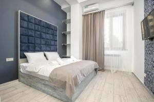 Una cama o camas en una habitación de Armeni Apart Hotel