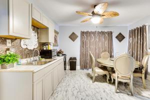 Η κουζίνα ή μικρή κουζίνα στο Canton Condo Near Football Hall of Fame and Dtwn!