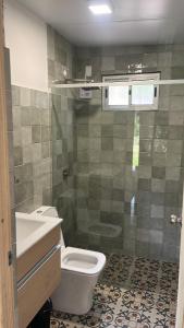 ein Badezimmer mit Toilette, Waschbecken und Dusche in der Unterkunft Hermosa, arbolada y espaciosa in La Floresta + 24 Fotos