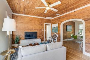 TV a/nebo společenská místnost v ubytování Walk to Downtown Tyler! Updated Historic Apt