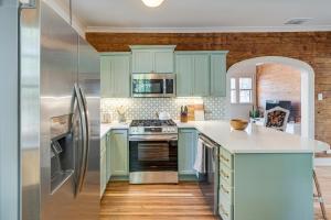 Kuchyň nebo kuchyňský kout v ubytování Walk to Downtown Tyler! Updated Historic Apt + 16 fotografií