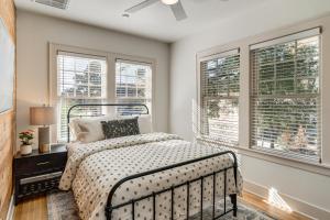 Postel nebo postele na pokoji v ubytování Walk to Downtown Tyler! Updated Historic Apt