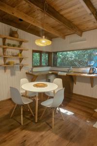 una cucina con un tavolo e sedie in una stanza di MONTE CABAÑA San Clemente a San Clemente