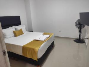 1 dormitorio con 1 cama en una habitación con ventilador en Habitacion con baño privado , comodida, en Cali