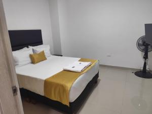 Una cama con dos toallas en una habitación en Habitacion con baño privado , comodida, en Cali