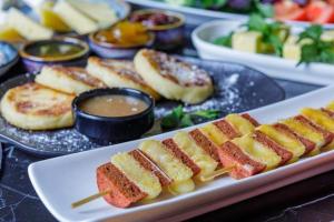 une table avec une assiette de nourriture avec du pain et des trempettes dans l'établissement Baku Hotels, à Baku