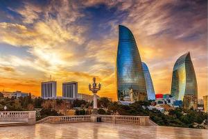 une vue sur les toits d'une ville avec de grands immeubles dans l'établissement Baku Hotels, à Baku