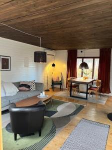 un soggiorno con un divano e un tavolo di NorrskensRo a Kiruna