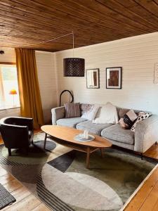 un soggiorno con un divano e un tavolo di NorrskensRo a Kiruna