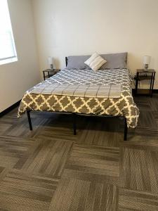 een bed in een kamer met 2 bijzettafels bij Country Railroad in Green River