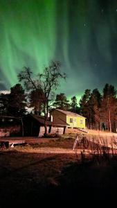 una bicicletta parcheggiata davanti a un edificio con un cielo verde di NorrskensRo a Kiruna Altre 20 foto