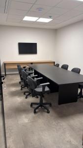 een vergaderzaal met een grote zwarte tafel en stoelen bij Hotel Vila Cop in Belém