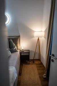 une chambre avec un lit et une table avec une lampe dans l'établissement Adlernest, à Bad Radkersburg