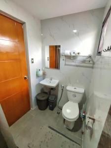 ein Badezimmer mit Toilette und Waschbecken in der Unterkunft Mommy Irenes Place in Antipolo
