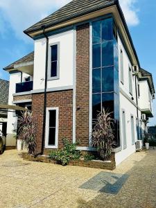 una casa con una gran ventana en el lateral en The bloom apartment, en Mama