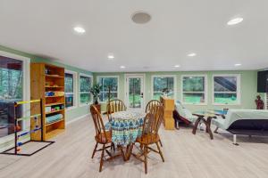 Khu vực ghế ngồi tại Light & Leisure