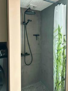 prysznic z głowicą prysznicową w łazience w obiekcie Summer House Near The Beach At Grønninghoved w mieście Binderup Strand