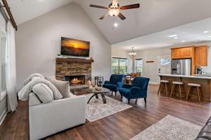 una sala de estar con un sofá y una chimenea en Calm Retreat, en Maple Grove