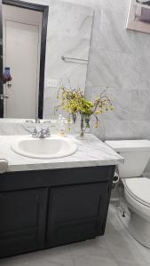 Ένα μπάνιο στο Loue house in edmond, oklahoma by UCO +11 φωτογραφίες