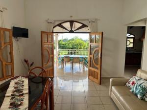 TV a/nebo společenská místnost v ubytování Ciel Caraibe