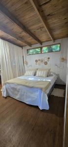 una camera da letto con un letto grande in una stanza di MONTE CABAÑA San Clemente a San Clemente