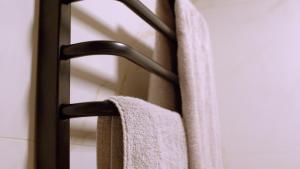 a towel hanging on a towel rack in a bathroom at L'esperienza - Chalés completos - Ecoturismo in Nova Petrópolis