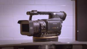 eine Kamera, die auf einem Tisch steht in der Unterkunft L'esperienza - Chalés completos - Ecoturismo in Nova Petrópolis