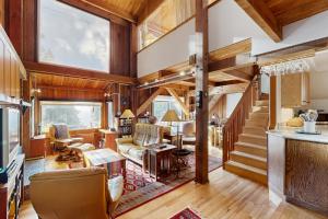 ein Wohnzimmer mit Holzdecke und einer Treppe in der Unterkunft Schooner in Sea Ranch